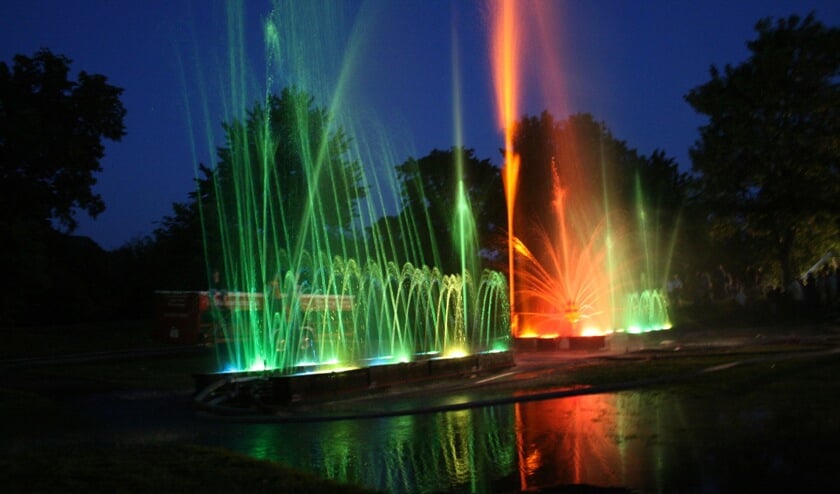 Ledlampen kleuren het water rood, blauw, groen en oranje.