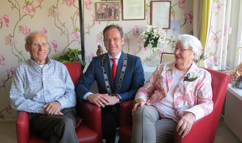 Het briljanten bruidspaar Richard en Betty Schutte met de burgemeester.