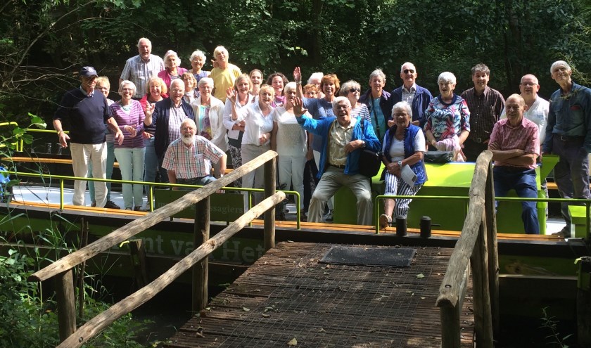 De donderdagochtend badmintongroep maakt ook uitjes zoals laatst met de boot van het Utrechts Landschap op de Kromme Rijn met voorafgaand een picknick.