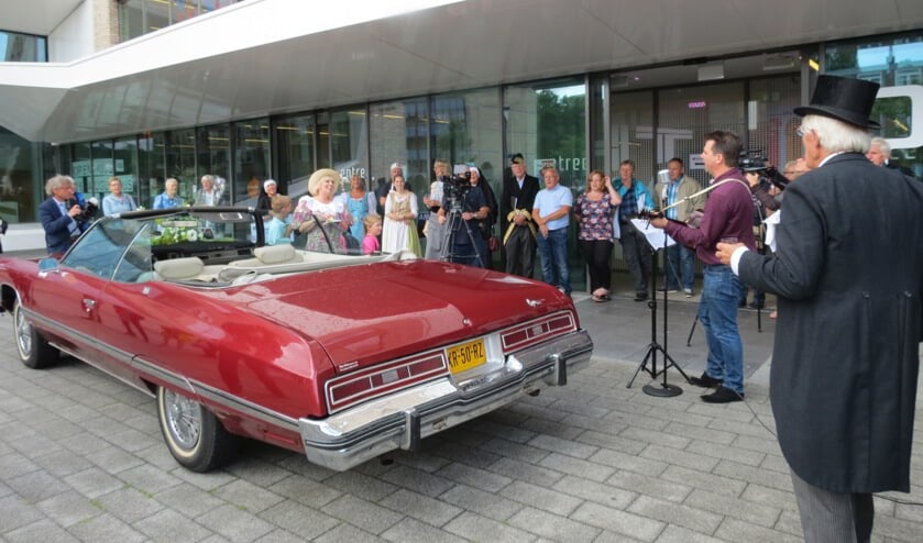 Jelle van der Zee schenkt Anneke een beeldje van Jits Bakker.