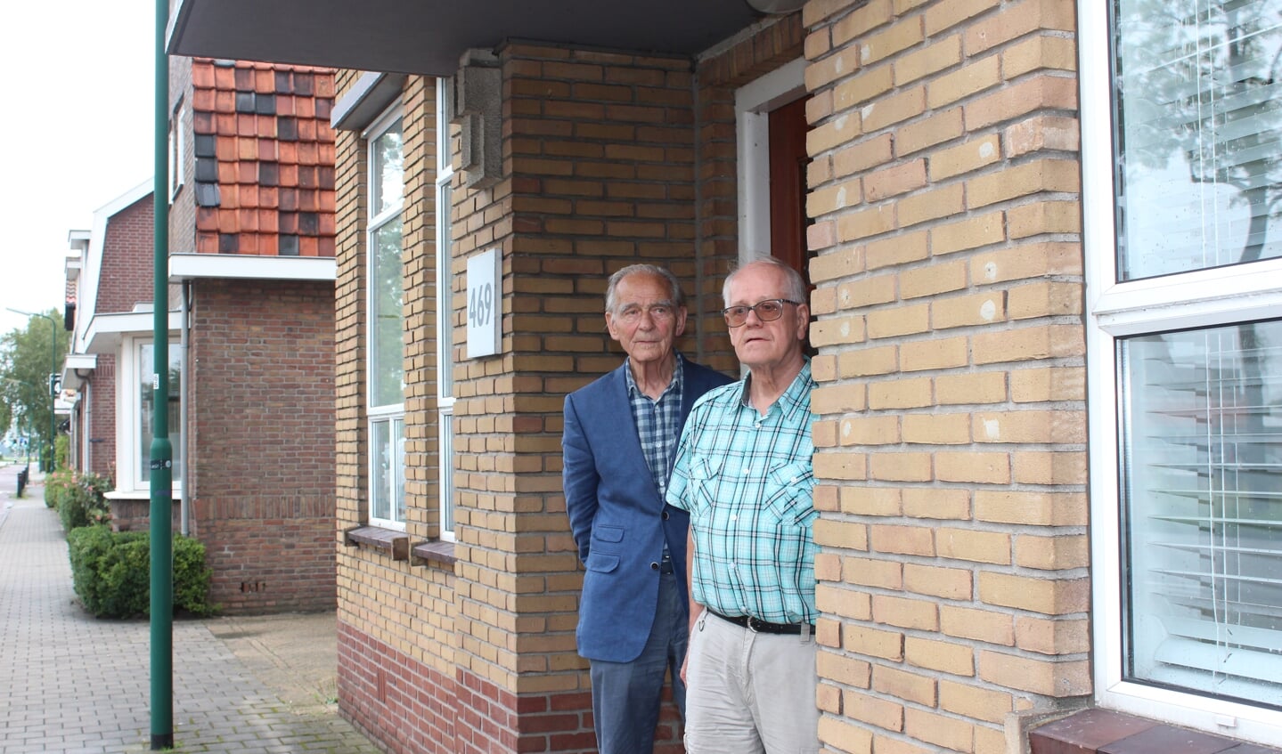 De heren Hoebink (links) en Meijer voor de gevel van het gemeentelijk monument aan de Koningin Wilhelminaweg 469 te Groenekan.