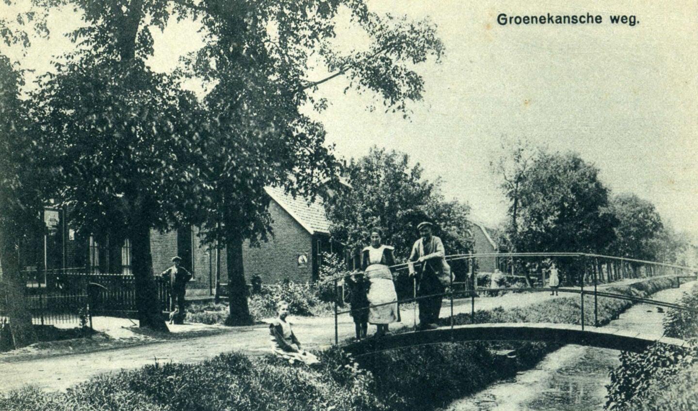 De Groenekanseweg in de jaren twintig van de vorige eeuw. Op het bruggetje ter hoogte van nr. 131 staan de heer en mevrouw Wijenberg met kinderen. 