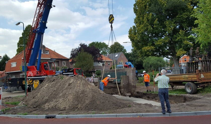 Een spectaculair onderdeel van de werkzaamheden vormde de verplaatsing van de dr. Lettebank. Op de foto filmt Jan Bulk de werkzaamheden. Zie de opname op www.vierklank.nl onder ‘Reconstructie dr. Letteplein’.