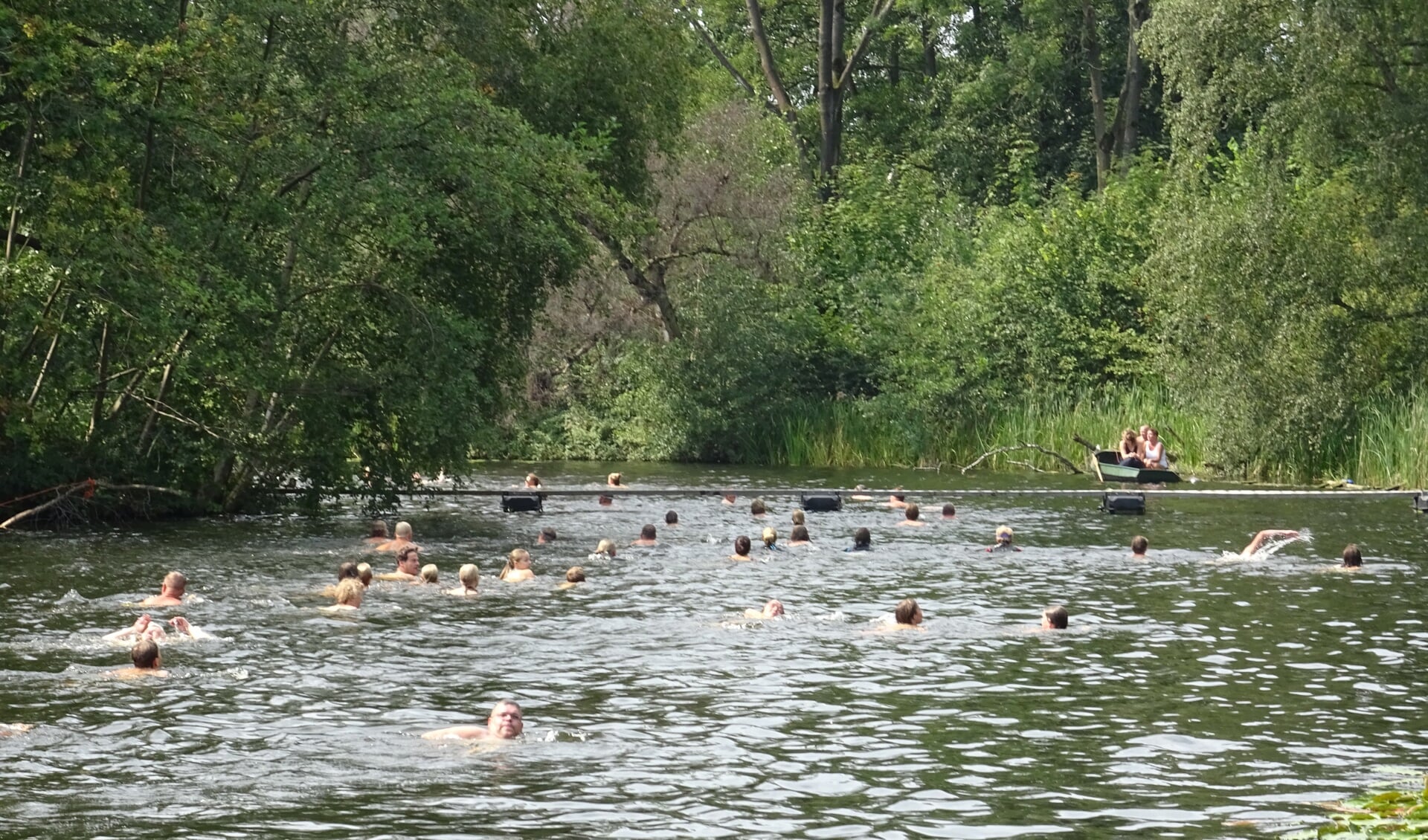  Circa 30 zwemmers naderen de eerste bocht in de ronde om fort Ruigenhoek.