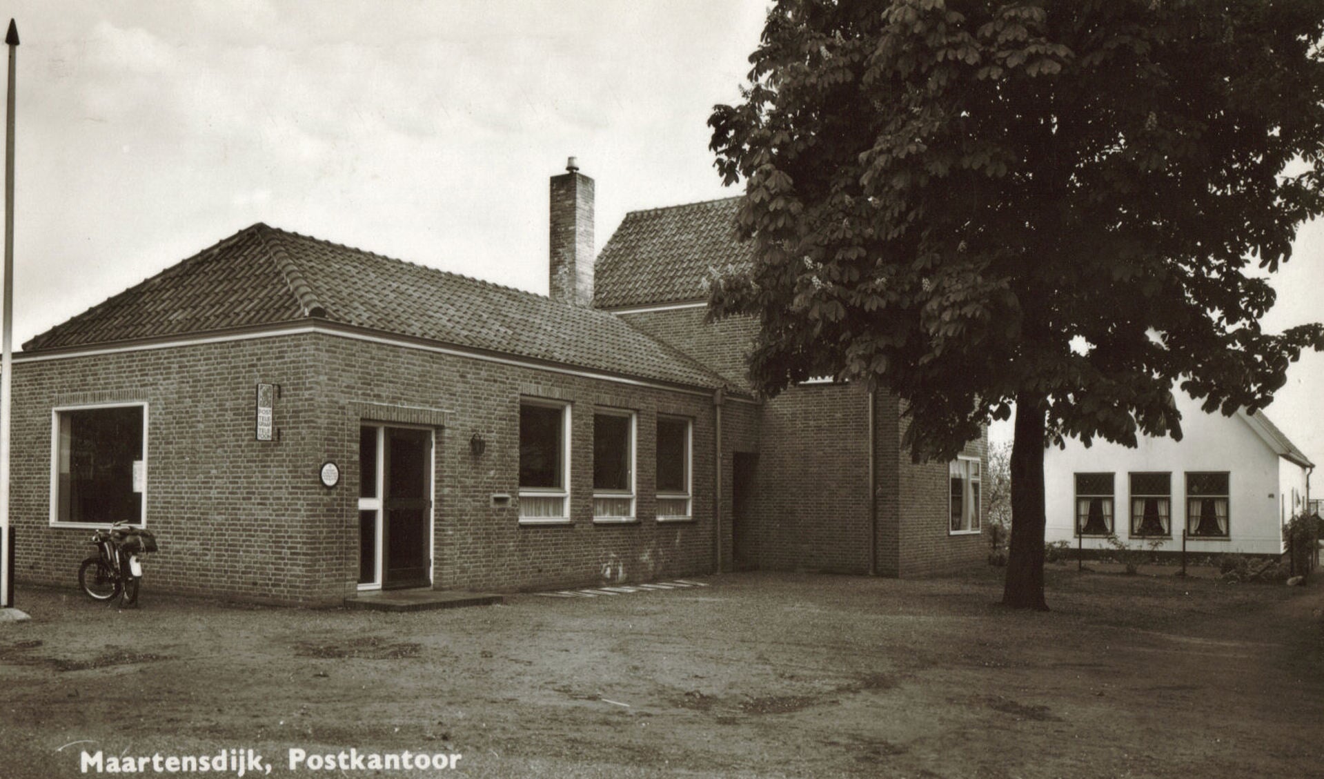 Het postkantoor met bestellersruimte aan de Dorpsweg begin jaren '60. (uit de digitale verzameling van Rienk Miedema)