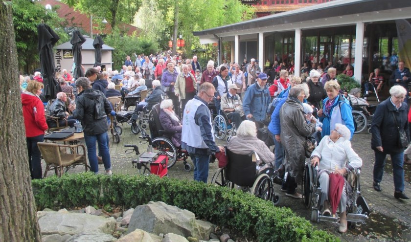 Grote drukte in Ouwehand Dierenpark met alle Zonnebloemgasten.