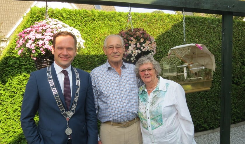 Burgemeester Sjoerd Potters met het diamanten bruidspaar.