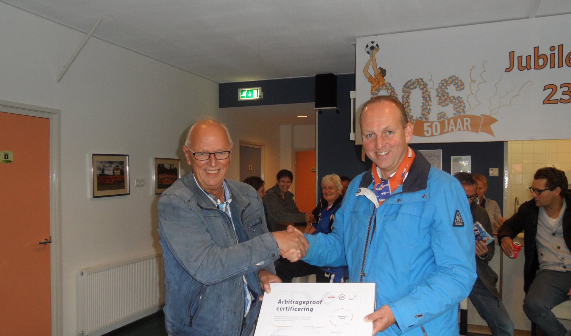  Voorzitter Cornel Boere ontvangt uit handen van Hendrik Jan Brandsma van het KNKV het certificaat arbitrageproof.