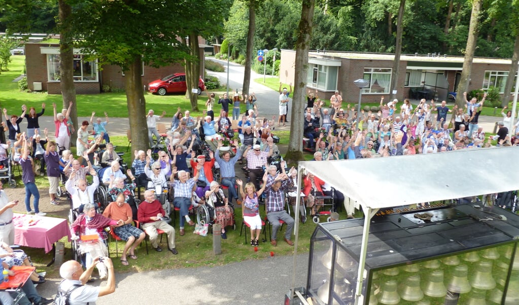  Het publiek geniet volop van het concert in de tuin van d'Amandelboom.