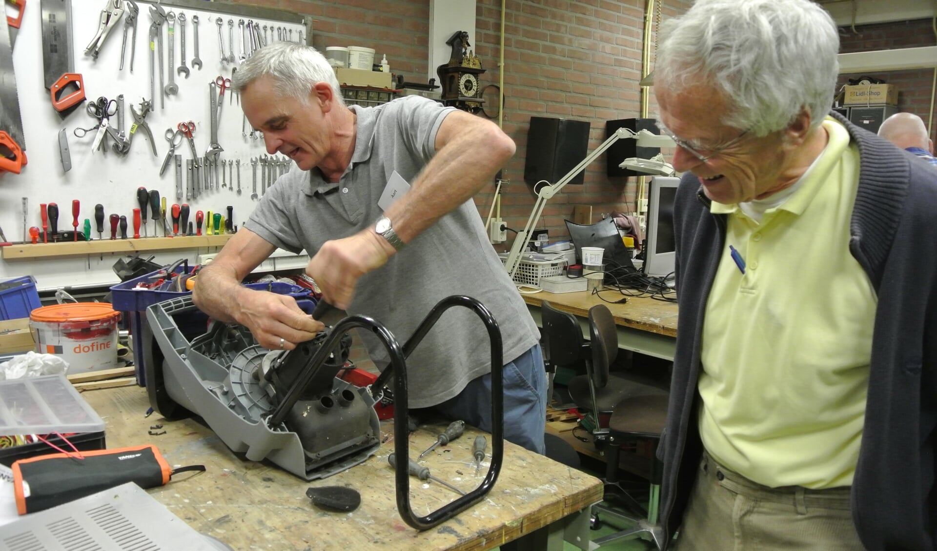   Aart Veerman repareert met plezier een hakselaar waarvan een draad was doorgebrand in de motor. 