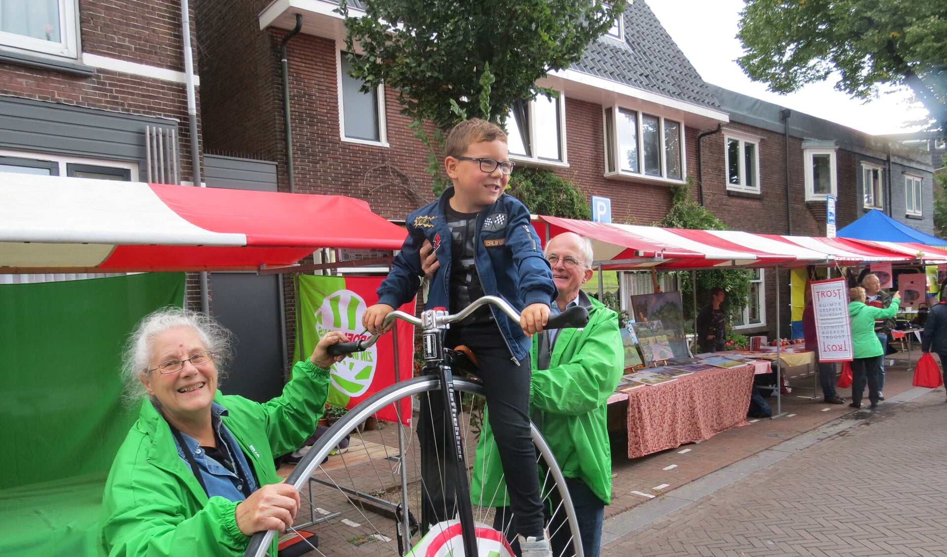 GroenLinks trekt aandacht met een fiets uit vroegere tijden.