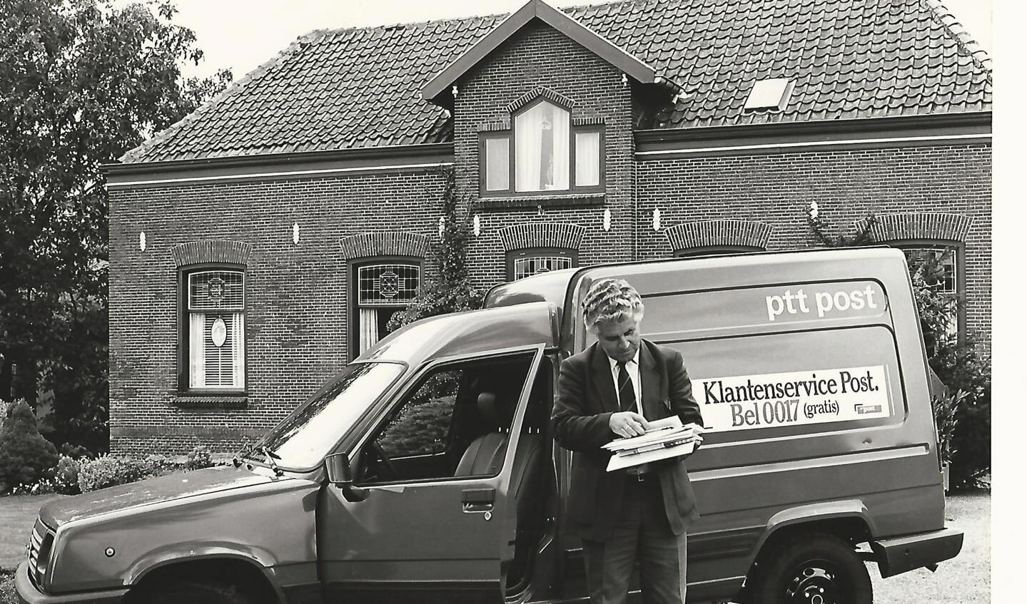 Theo kan ook over Westbroek veel vertellen; hij was ook daar postbode. Hier bezorgt hij in 1986 de post op Kerkdijk 14.
