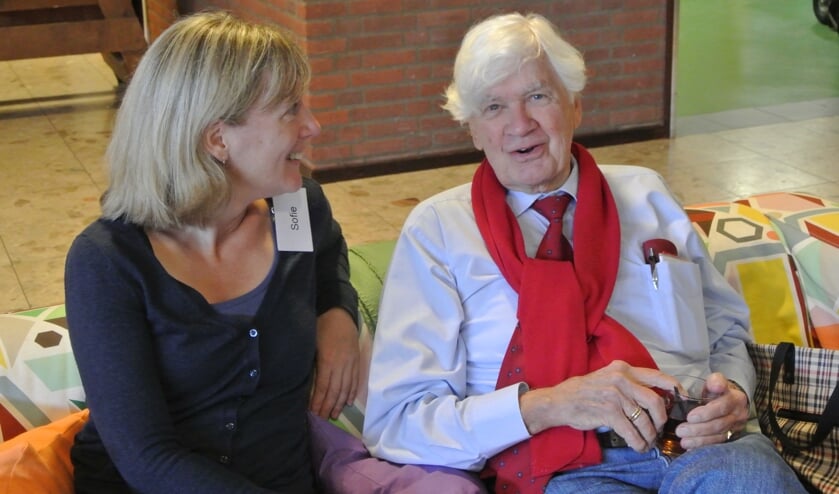 Sofie met vaste Repair Cafe bezoeker Harry Sesink Clee. (foto Frans Poot)