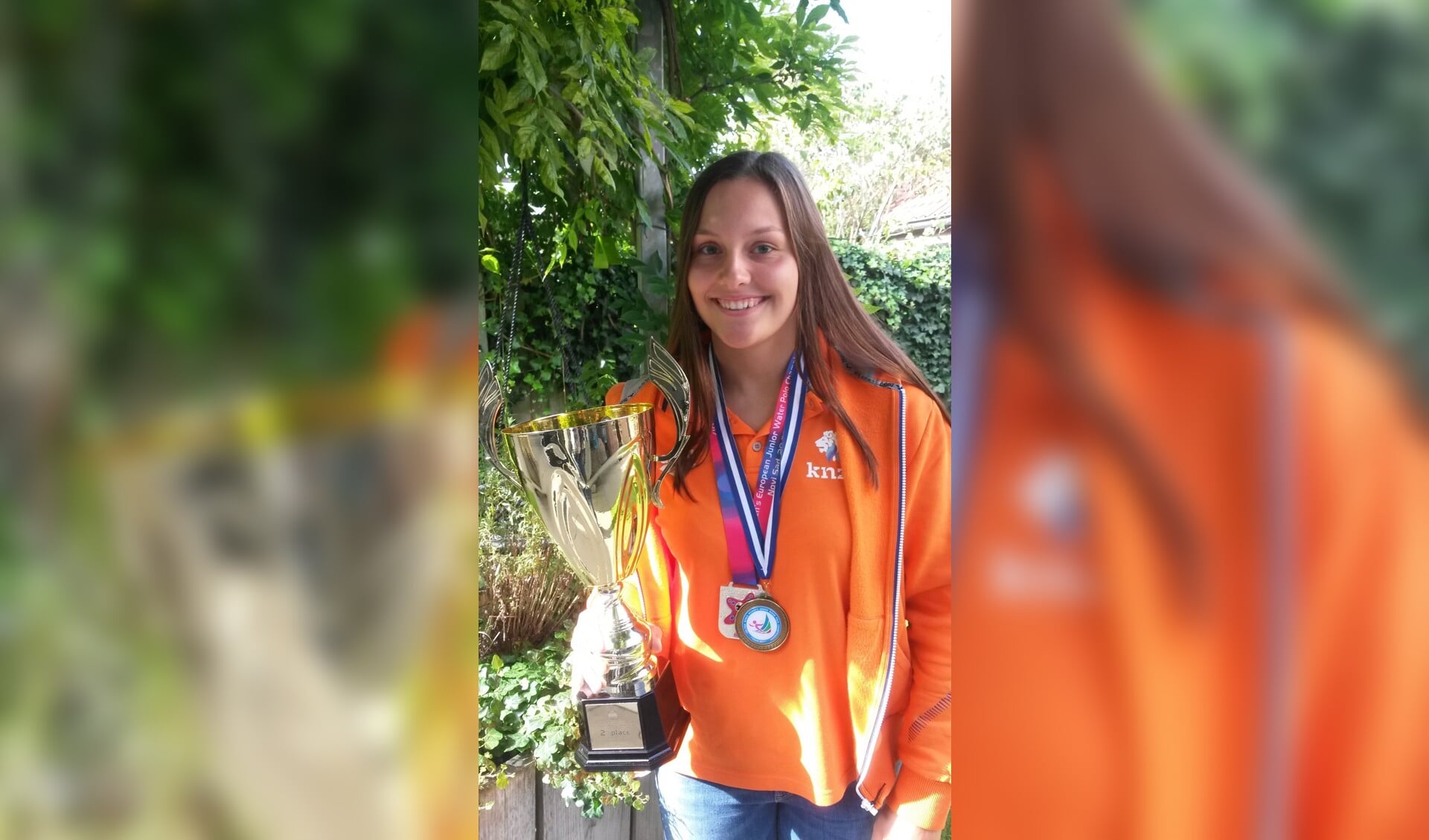 Trots toont Sarah Buis de beker en de medailles die zij met de teams op het Europees- en Wereld Jeugdkampioenschap heeft gewonnen.