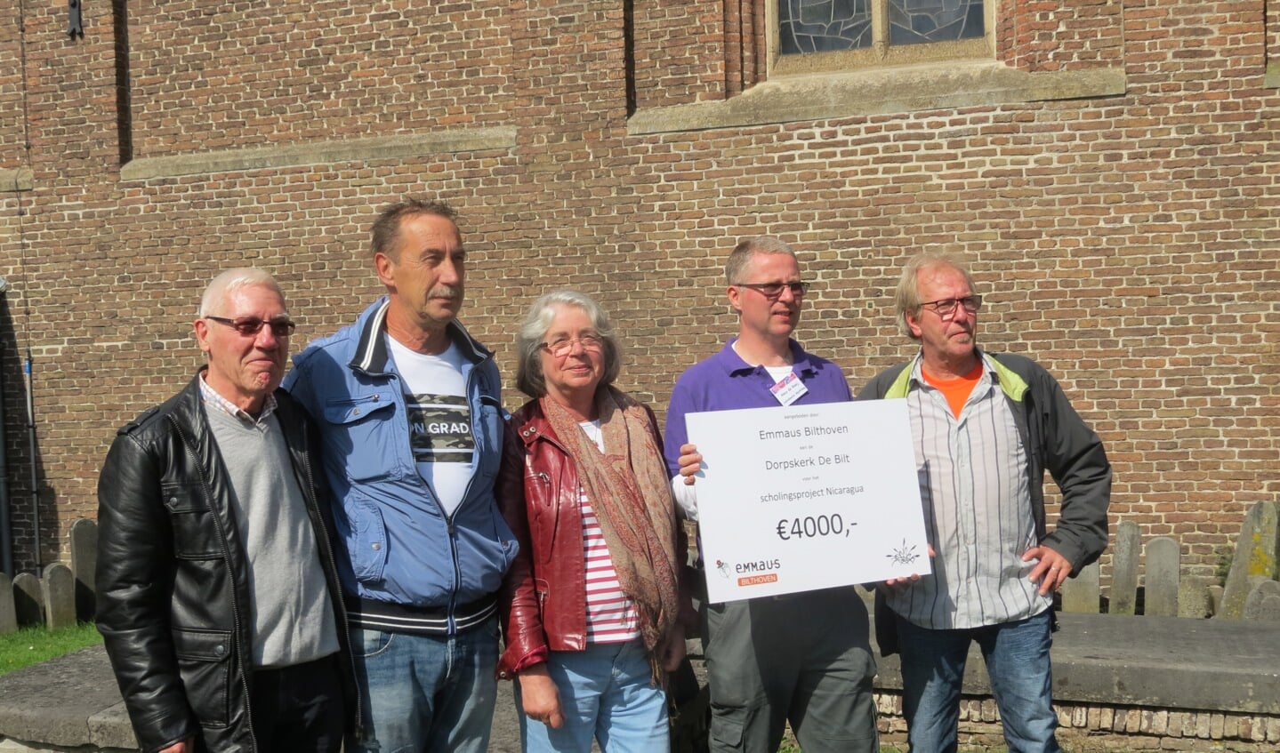 Anco de Rooij ontvangt van Emmaus een bedrag van 4.000 euro. V.l.n.r. Gerard Versteegh, Jan Kuus, Inemie Gerards, Anco de Rooij en Frank Dujardin. 