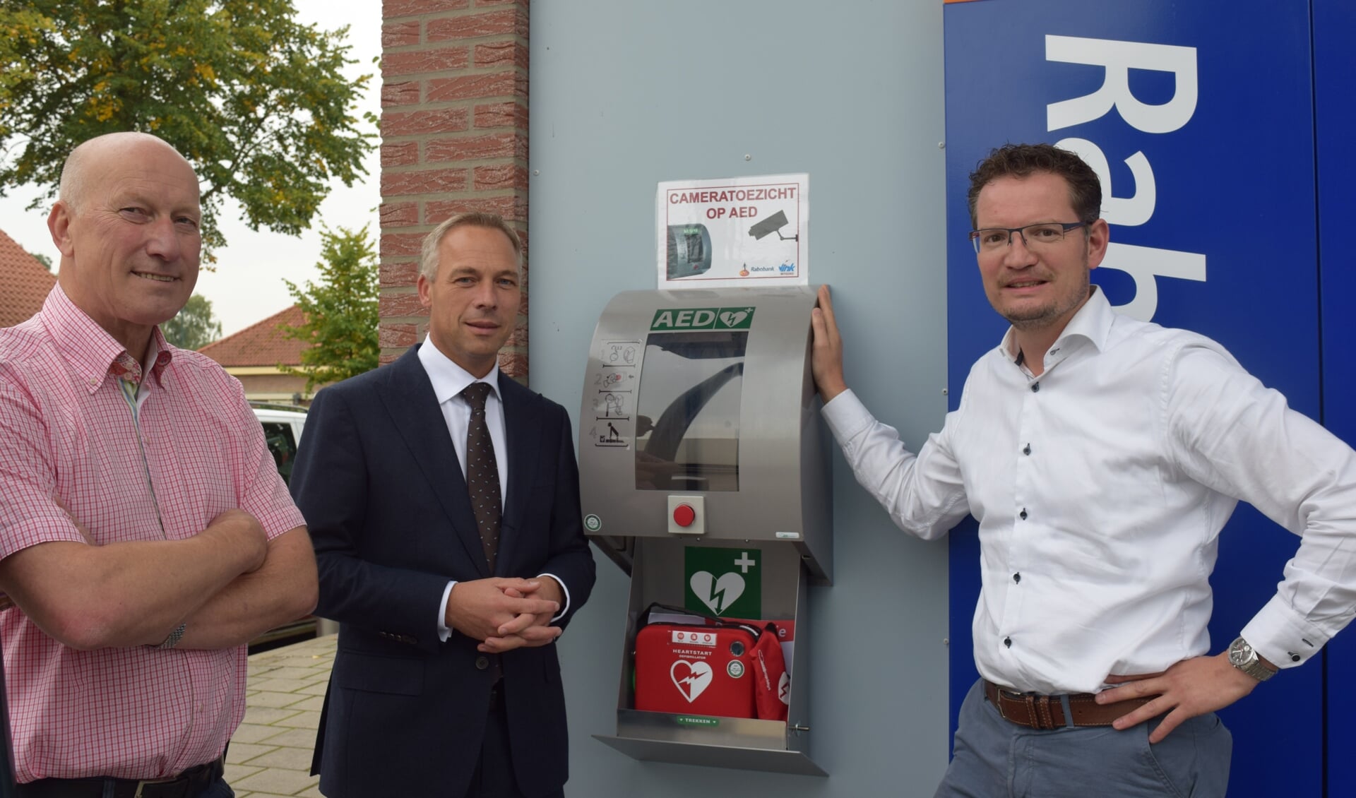 Ad Verhoef (l), Harold van de Wakker (m) en Ruth Nagel (r) hopen dat de AED nooit nodig zal zijn. 