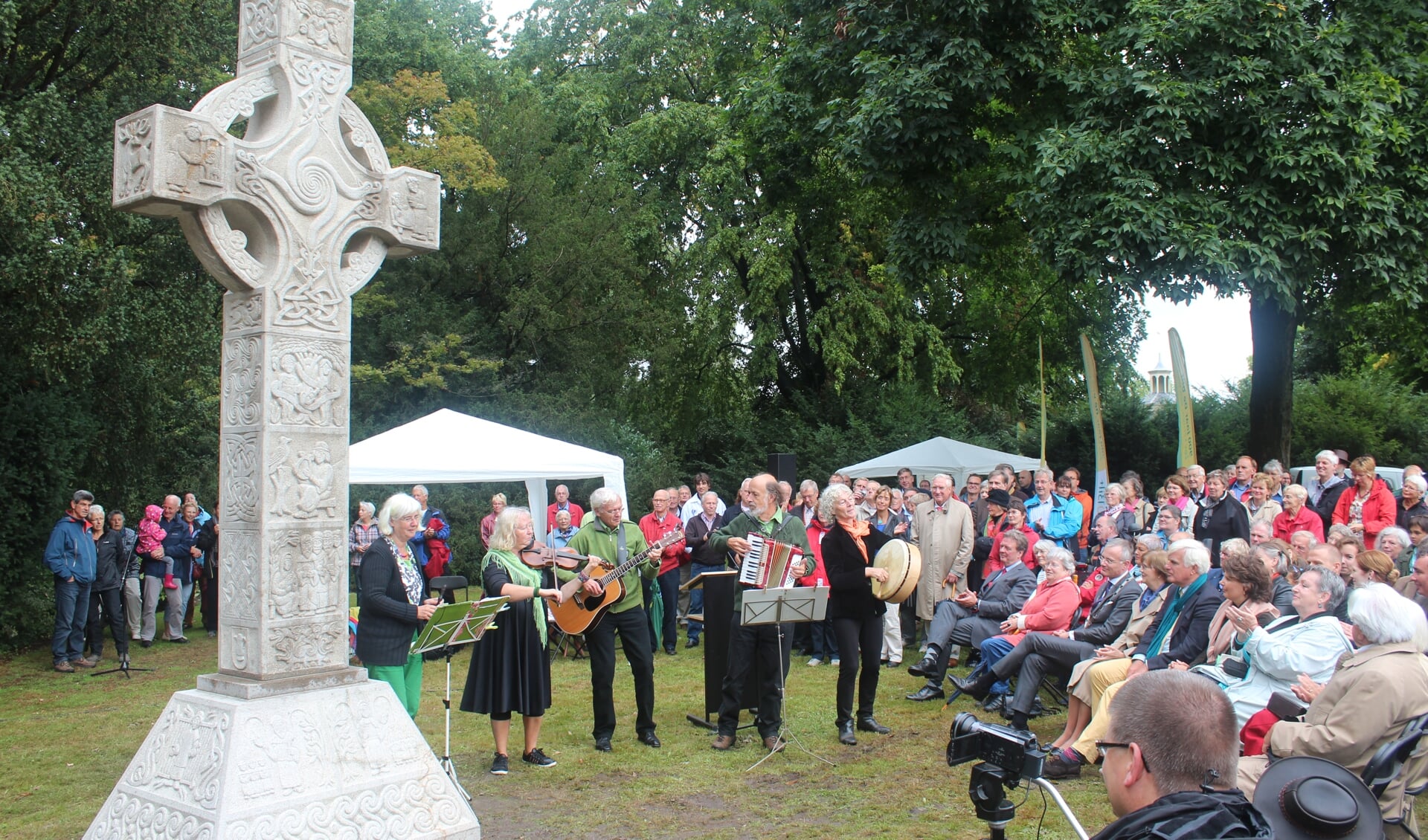 In het van Boetzelaerspark in De Bilt werd 14 september 2013 onder grote belangstelling het Iers Hoogkruis onthuld. Het kruis staat symbool voor de geschiedenis van De Bilt dat toen zijn 900-jarig bestaan vierde.
