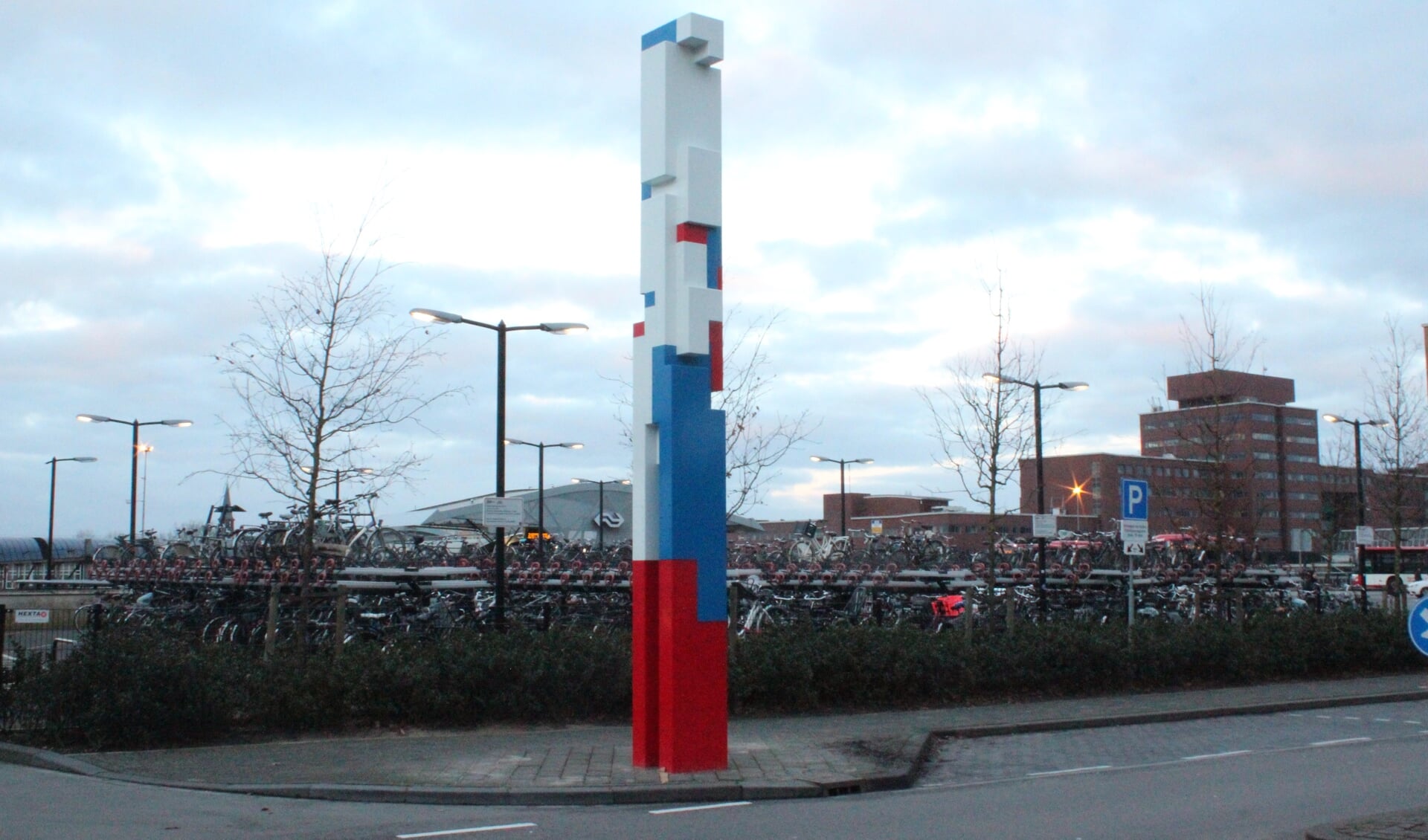 Begin november is het eerste beeld van kunstenaar Boris Tellegen ‘Chogokin’ langs de snelfietsroute De Stijl bij station Amersfoort geplaatst.. 