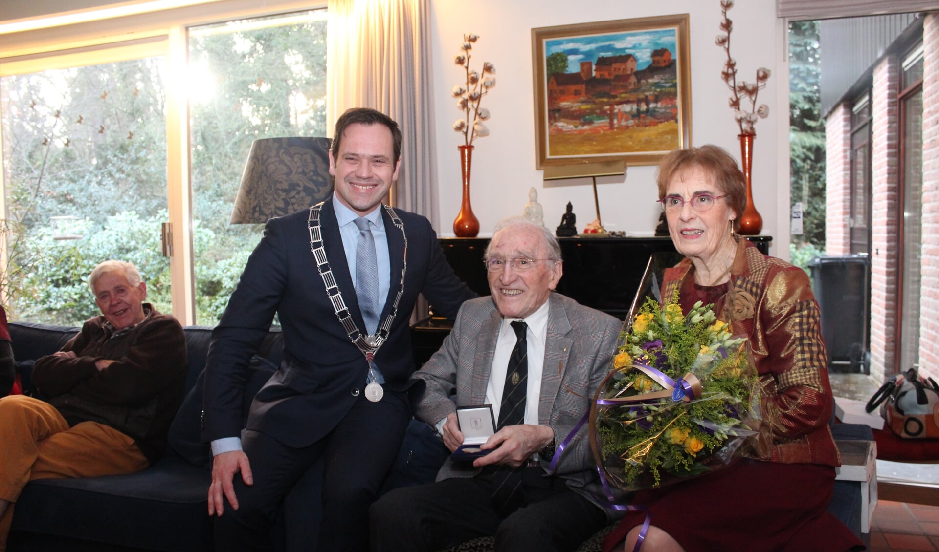  Burgemeester Sjoerd Potters met Anton en Carla van Grootel. 