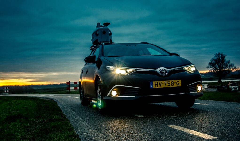 Met laserapparatuur op een auto wordt de omgeving in kaart gebracht.