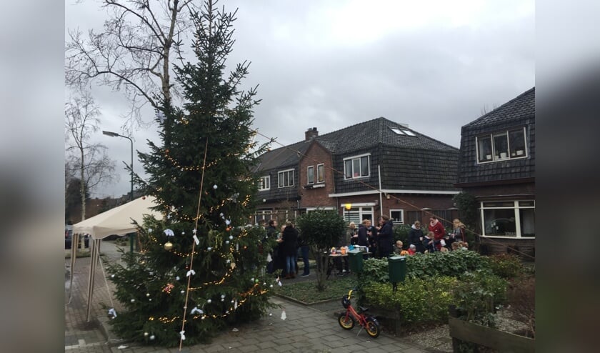 Buurtborrel bij de grote kerstboom op de Waterweg.