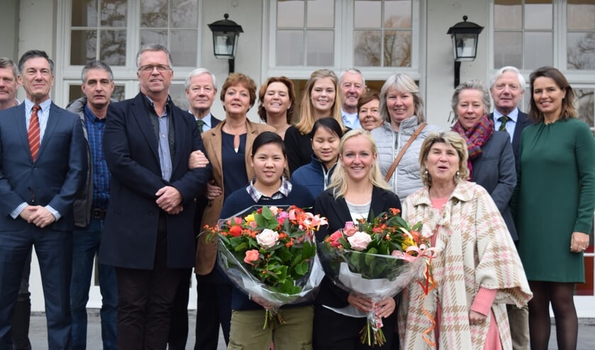 Zhen Bontan (l) en Romy Meekers worden in de bloemetjes gezet.