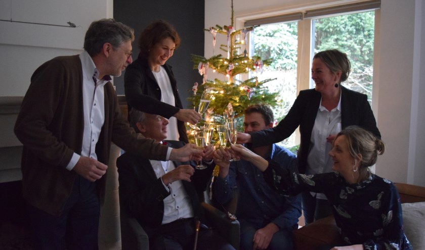 Toast op de ALS Lenteloop 2018. Staand v.l.n.r. Jos Smit, Madelon Postmus en Mirande Waterlaat. Zittend: Vincent Cornelissen, Wout Kranenburg en Mariëlle Cornelissen.