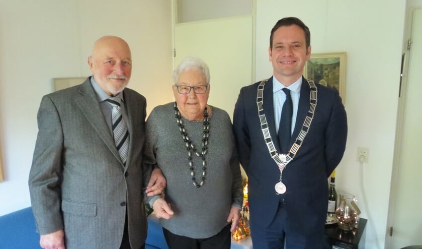 Het diamanten bruidspaar met de burgemeester.