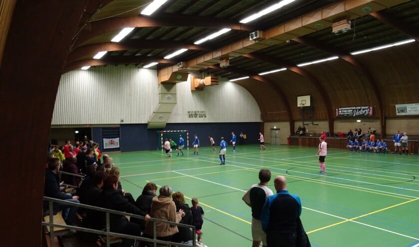 Een impressie van het familiezaalvoetbaltoernooi van 6 januari in de Biltse sporthal.