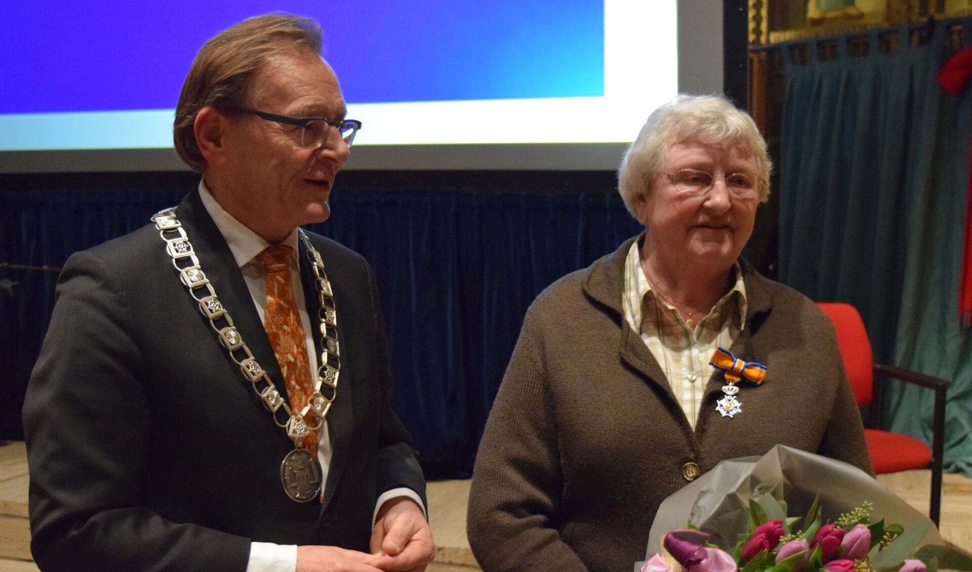  Zeister Burgemeester Koos Janssen: 'Kortom: Ria Hermanns is een sieraad voor de gemeenschap en daarom werd zij benoemd tot lid in de orde van Oranje Nassau'.