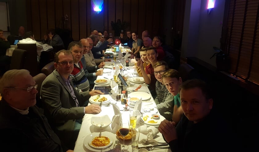 Een etentje bij de Chinees heeft de teambuilding binnen de grote en in leeftijd zeer verschillende scheidsrechtergroep zeker bevorderd.
