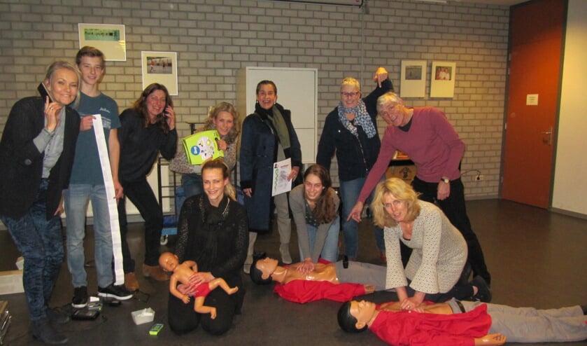 De geslaagde EHBO-ers hebben veel plezier.