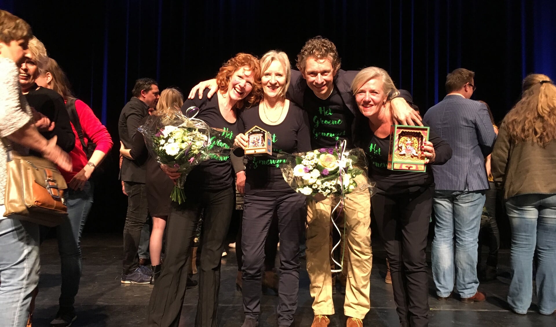  Theatergroep Het Groene Geneuzel met hun prijzen op het podium van theater De Speeldoos in Baarn. V.l.nr. Frøydis Ihle, Ilja Raspe, Thomas Vencken en Brigitte Kant.