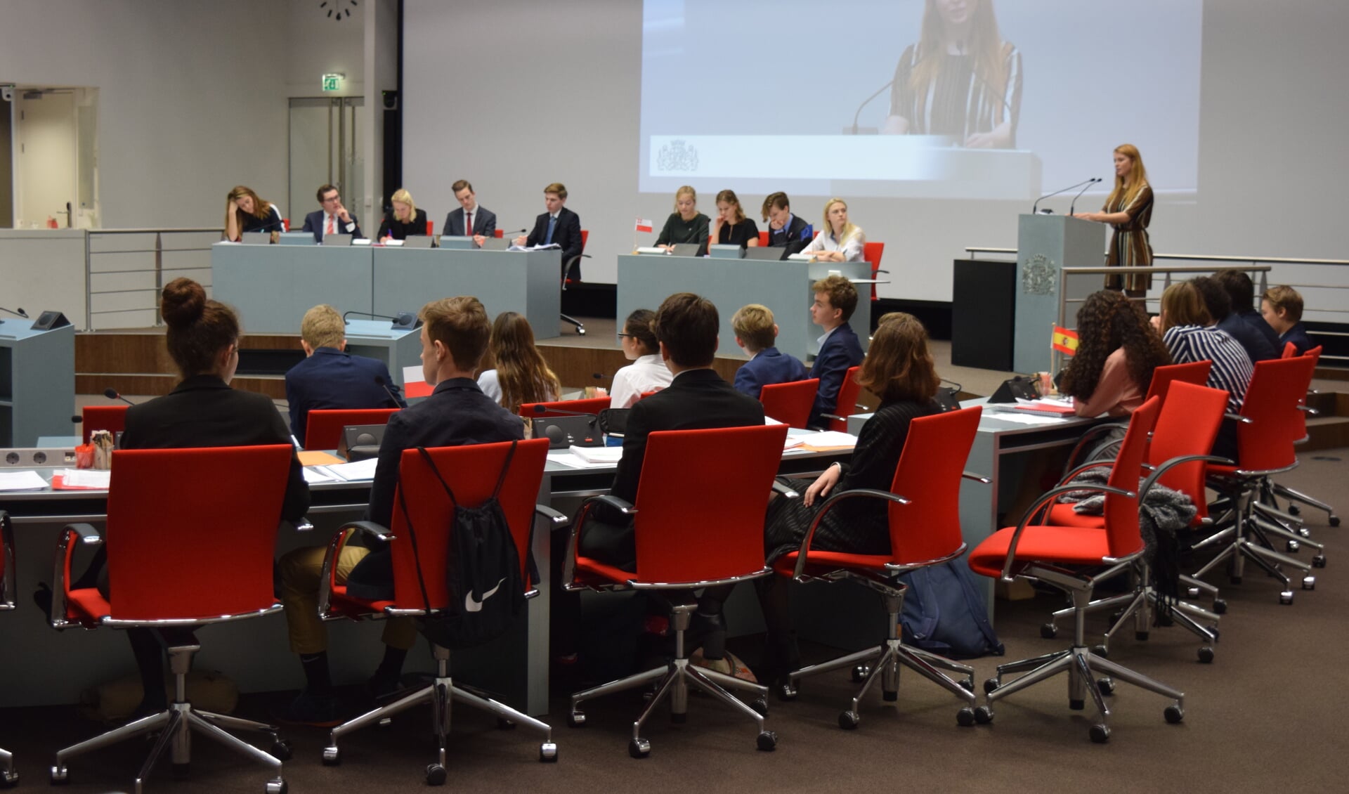 63 leerlingen uit de provincie Utrecht gaan met elkaar het debat aan. 