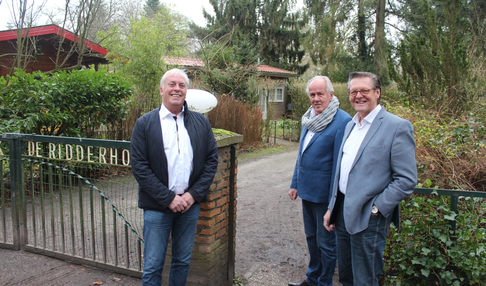  Bewoners (r) en vertegenwoordiger van eigenaar van het recreatiepark De Ridderhof (l) vinden samen de weg naar de toekomst.