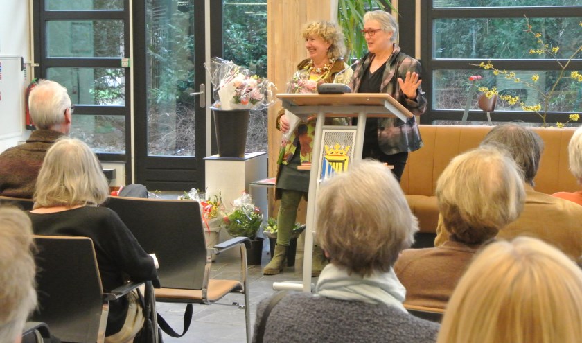Marie-José Robben (l) en Thea Figee na afloop van de inleiding in de Mathildezaal.