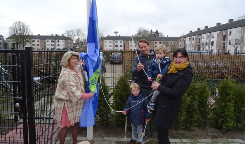 Geholpen door twee peuters hijsen wethouder De Bilt Madeleine Bakker, Directeur Small Society Christaan van Dijk en locatiemanager Wilma Goedman de vlag, waardoor kinderdagverblijf Small Society officieel geopend is.