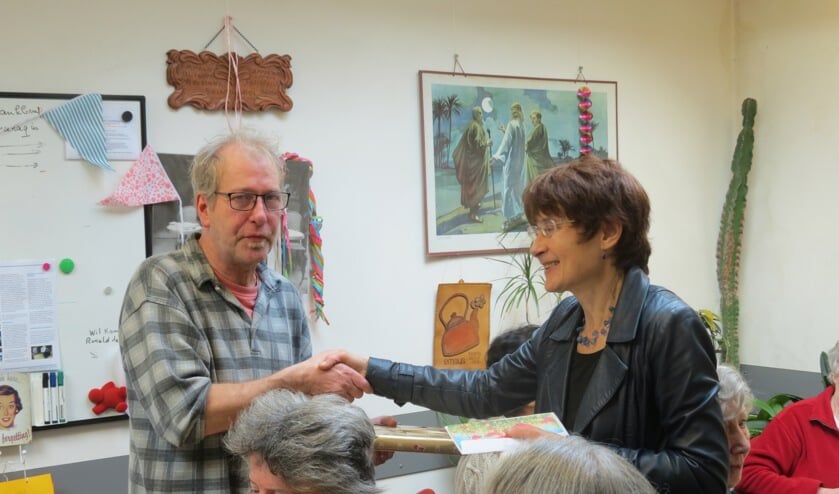 Frank Dujardin wordt gehuldigd door Loes Steenstra.