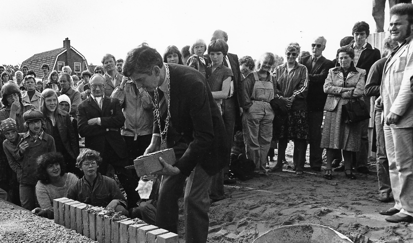 Burgemeester Panis legt de eerste steen op 25 aug 1979. Foto uit archief Wout van Winssen