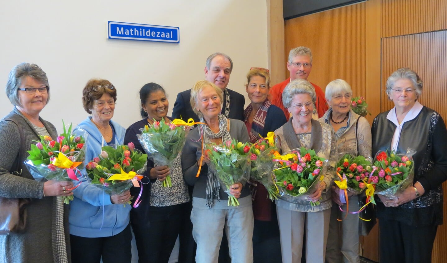 foto 2017 week 11 voorpagina (GG-Mathildedag.jpg) Vrijwilligers ontvangen bloemen als waardering voor hun inzet.