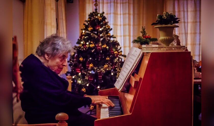 Ria van Aarnhem achter de piano bij de Zonnebloem.