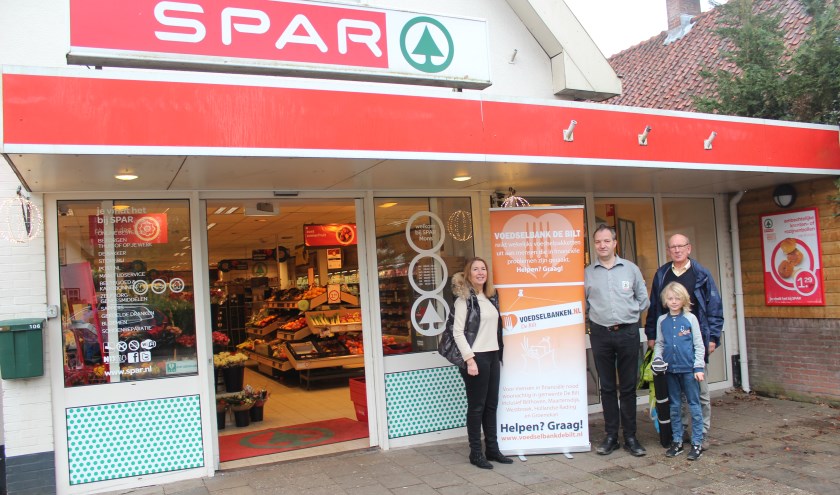 V.l.n.r. Jolanda van Hulst (Voedselbank), Jan Mons (Spar) en André Schellart (Voedselbank) + kleinzoon hopen op een succesvolle actie.