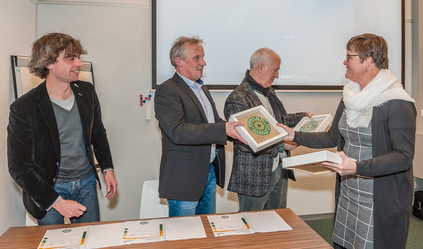 Biltse architecten sluitten zich aan bij het Bilts Energie Beraad enontvangen het Duurzaamheidssymbool van de gemeente De Bilt van wethouder Anne Brommersma.