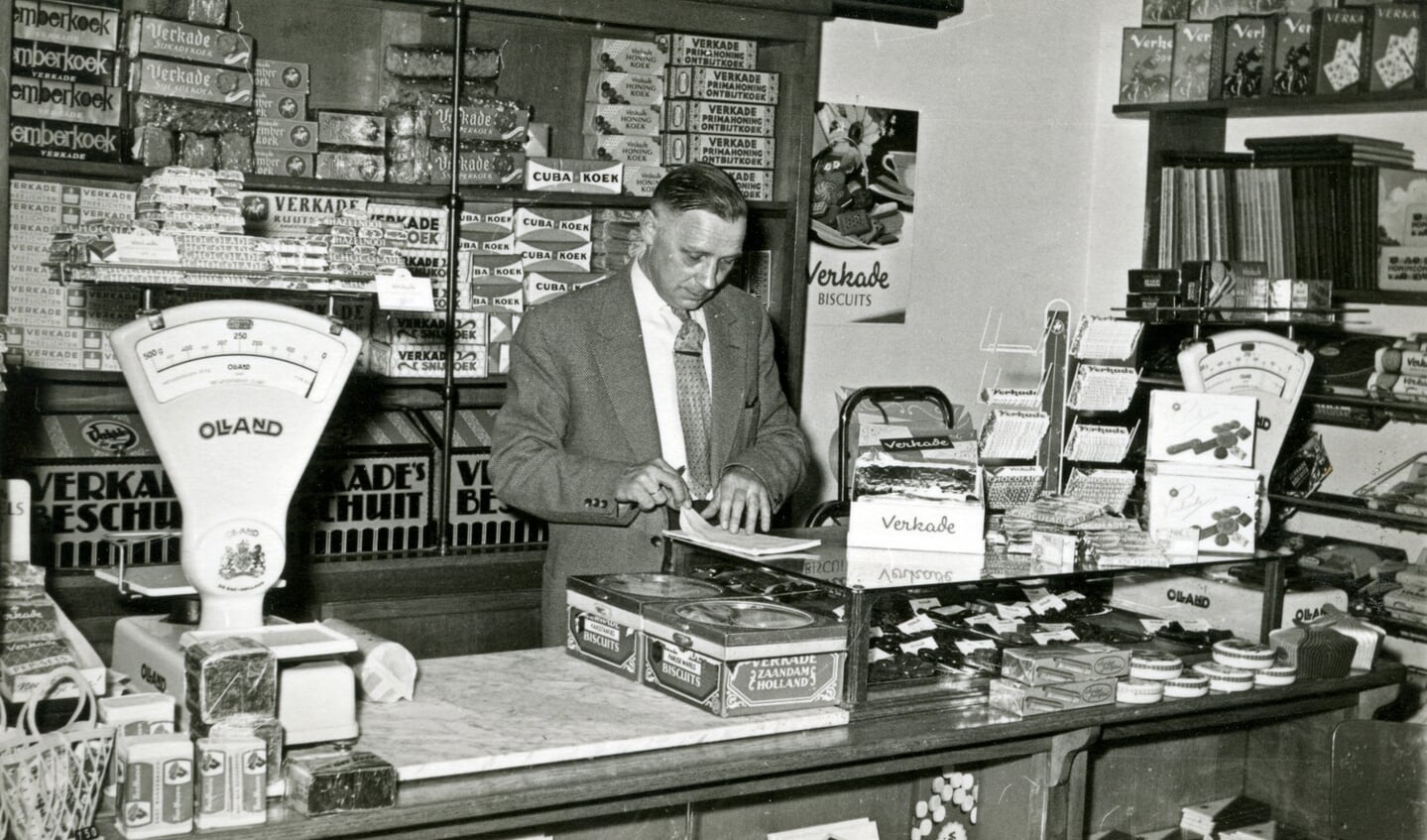 Aart Veldhuizen in de winkel aan de Julianalaan 57 (foto Hist. Kring De Bilt)