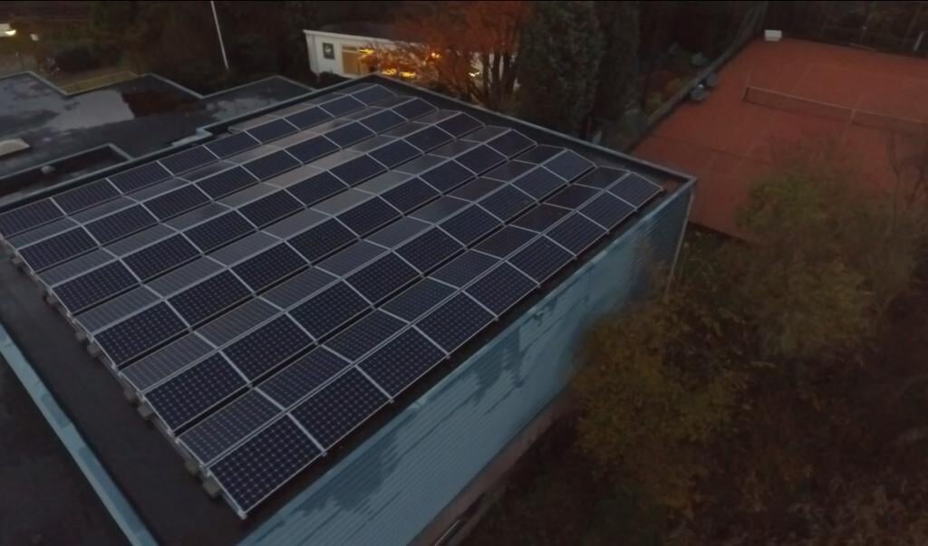 Op het dak liggen sinds een half jaar 103 zonnepanelen.