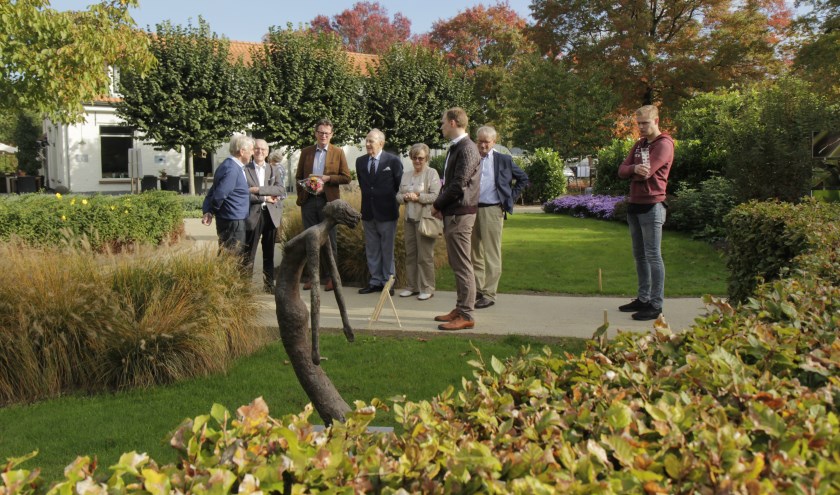 Omwonenden en belangstelden zijn onder de indruk van de tuin en de Hospice.