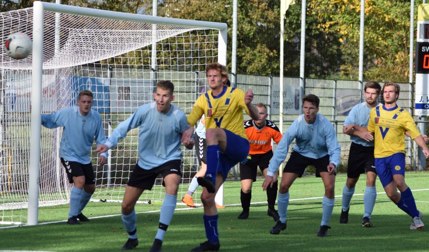 SVM probeert uit een hoekschop te scoren. (foto Nanne de Vries)