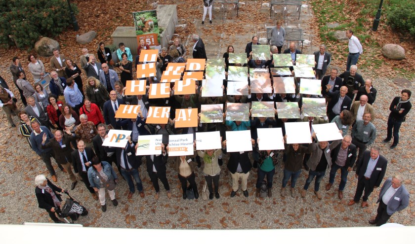 Hiep, Hiep, Hoera voor de vijftienjarige; bijna rechts vooraan wethouder André Landwehr en gemeenteraadslid Henk Zandvliet. 'Ik ondersteun het streven om het Nationaal Park uit te breiden tot aan het Gooimeer. Dat leidt tot een versterking van zowel de natuur als de toeristisch/recreatieve functie',