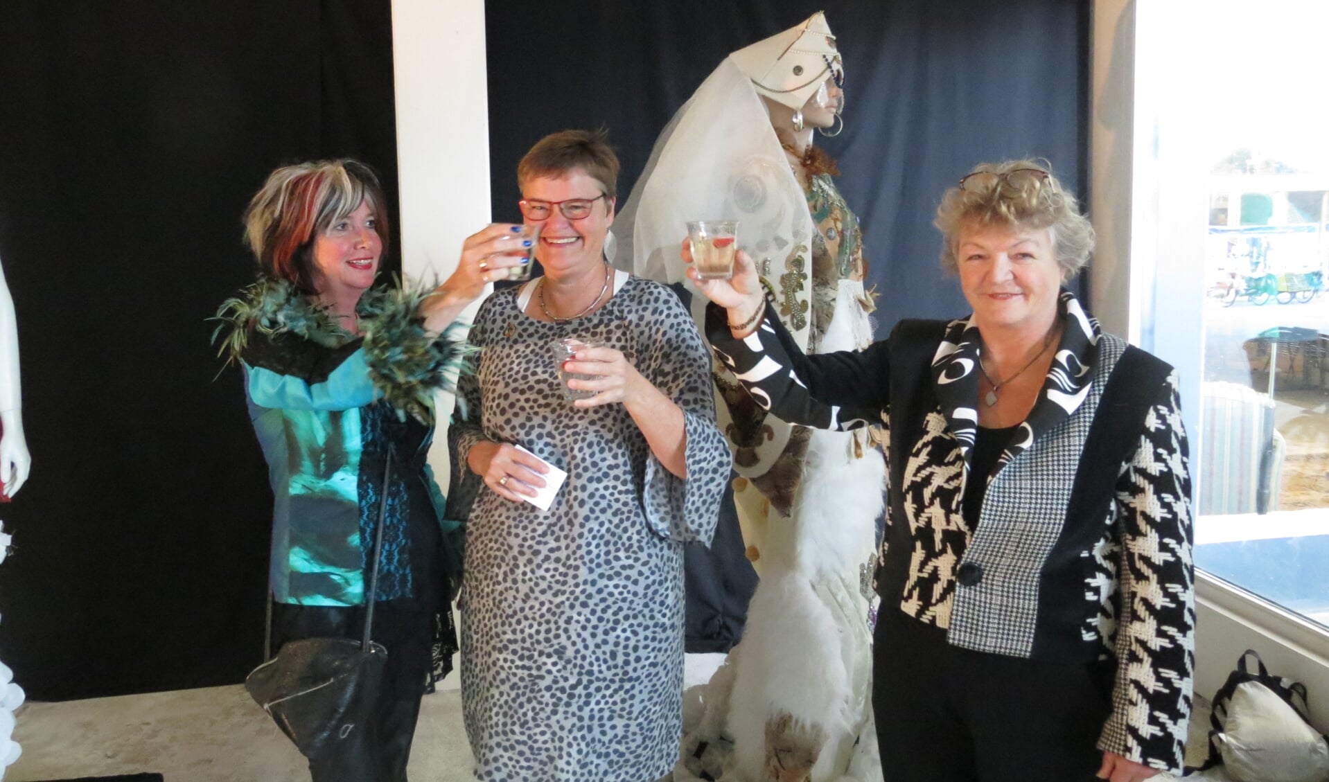 V.l.n.r. Gea Schonewille, wethouder Anne Brommersma en Trudie van Haaster brengen een toost uit.