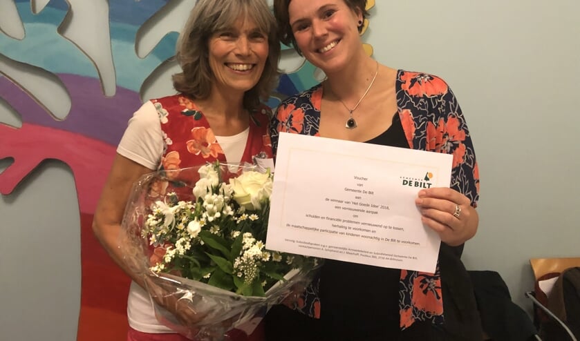Marieke van Nimwegen (links) Willeke Colenbrander (rechts) zijn de dolblije indieners van het winnende goede idee.